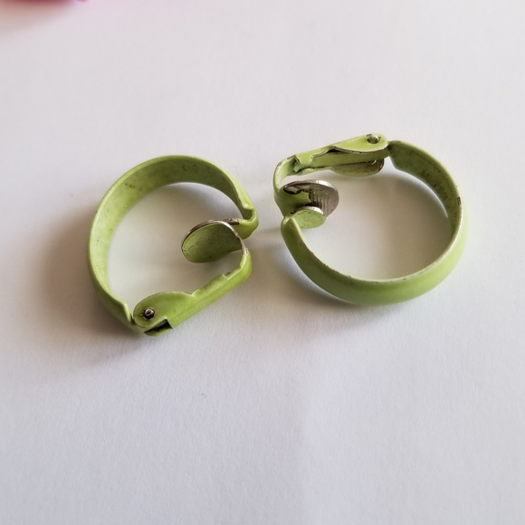 Vintage celery green enamel clip on hoop earrings - Picture 11 of 13